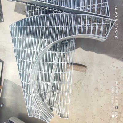 Heißes Bad-fertigte galvanisiertes Kohlenstoffstahl-Metallgitter spezielles geformt besonders an