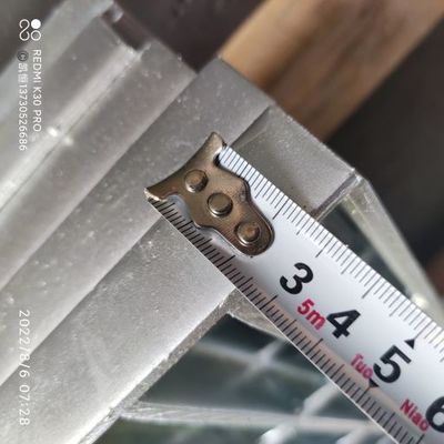 Heißes Bad-galvanisierte Kohlenstoffstahl-Gitter-Treppen-Schritt-silberne Farbe