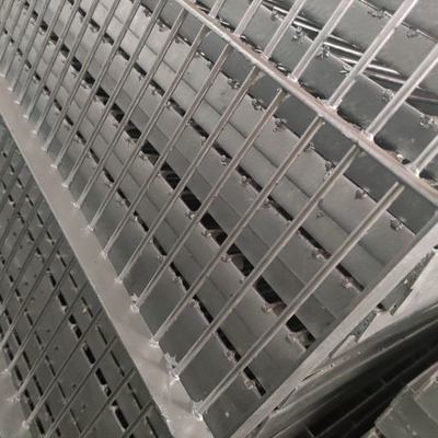 Stahlmetallgitter des Kohlenstoff-Q235, das Stangen-Neigung 30mm trägt