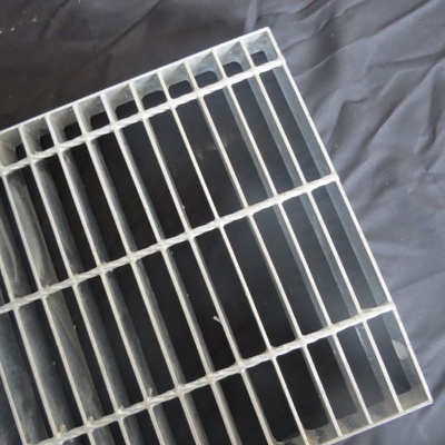 Rutschfestes gezacktes Stahlmetallgitter, das Stangen-Neigung 30mm korrosionsbeständig trägt
