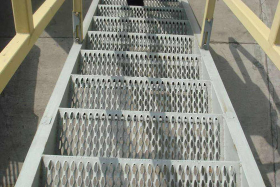Galvanisiertes Stahlgitter tritt 60mm Neigung, die Stangen trägt