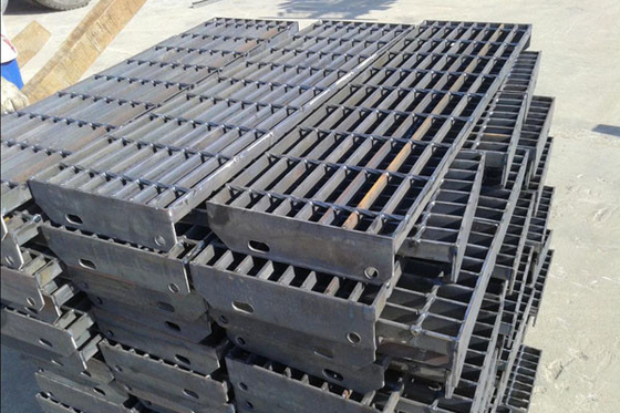 Galvanisiertes Stahlgitter tritt 60mm Neigung, die Stangen trägt