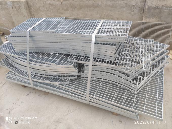 galvanisiertes Stahlgitter des heißen Bades